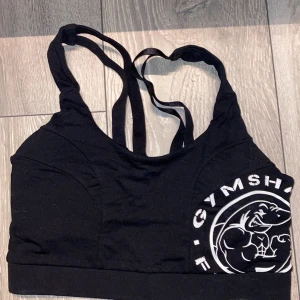 Gymshark - Säljer denna gymshark sport-bh i storlek XS! Sparrisar använd!  Köparen står för frakt!✨