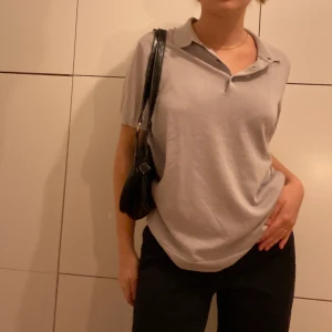 Grå piké - Mkt fint skick och jättefin färg och passform! Frakt på 42kr eller så möts vi på söder. Jag som bär den har S💕