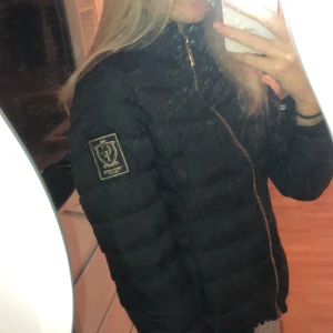 Vinter/höstjacka - Vinter/ höstjacka från Bubbleroom med märke Chiara Forthi, Milano. Använd enstaka gånger. Detaljer längst ner på jackan med volanger. Väldigt skön och snygg