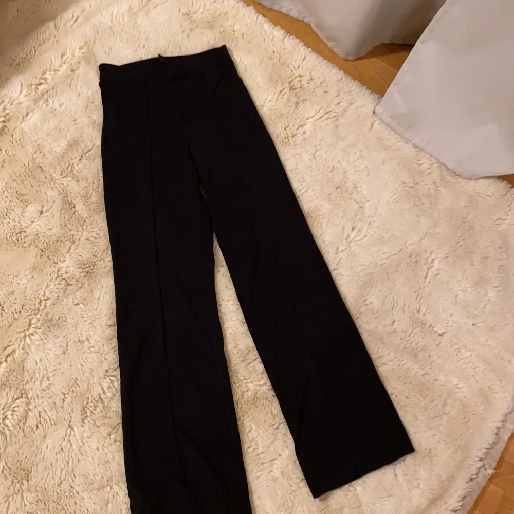 Svarta byxor med söm på framsidan, finns ingen lapp men skulle gissa på att storleken är xs/s och dem är från na-kd. Dem är stretchiga . Jeans & Byxor.