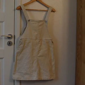 Söt klänning från Monki - En klänning med hängslen som bara är använd ett fåtal gånger så de inte riktigt är min stil. Den är i off-white manchester. Storlek står inte men skulle kunna passa från s-m. 