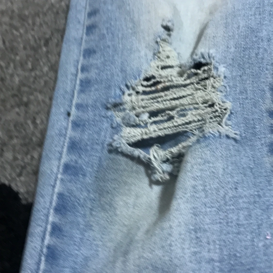 Blåa jeans med hål - 90