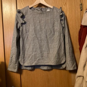 Blus från Mango - Jätte fin blus från Mango i storlek XS. Jätte bra skick och säljer pga att den är för liten för mig.