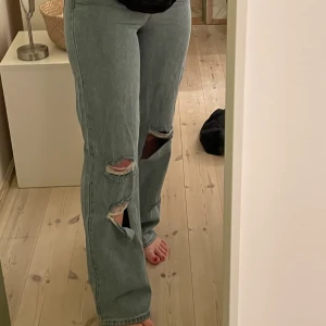 Tall Rip Boyfriend Jeans från Bohoo - Säljer dessa super snygga och trendiga helt oanvända Jeans i storlek 36🌸