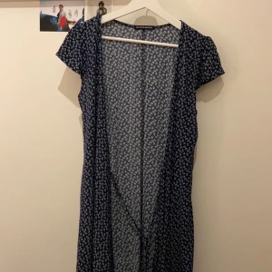 Brandy melville klänning - Knyts i midjan, lite urringad men inte jätte