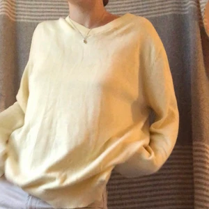 finstickad tröja  - fin ljusgul tröja från dressman, fint skick💗