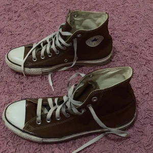 Bruna converse - bruna converse i storlek 42,5 (dock känns den som 41) lägg bud i kommentarerna :) om du har några frågor så kan du komma dm🤎budgivning tar slut måndag 18:00 (högsta bud 310 inkl frakt)