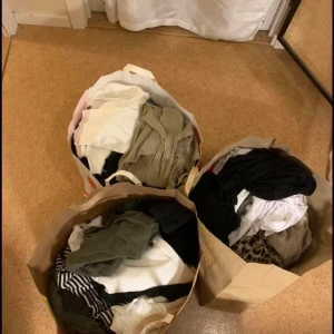 Kläder - Tre kassor fulla av kläder. Finns i Eskilstuna om man vill titta annars kan jag skicka bilder på plaggen. Säljer billigt!! Vill bli av med allt. Det mesta är i xs-s. Finns ALLT, byxor, jeans, toppar, klänningar, märkeskläder osv. 