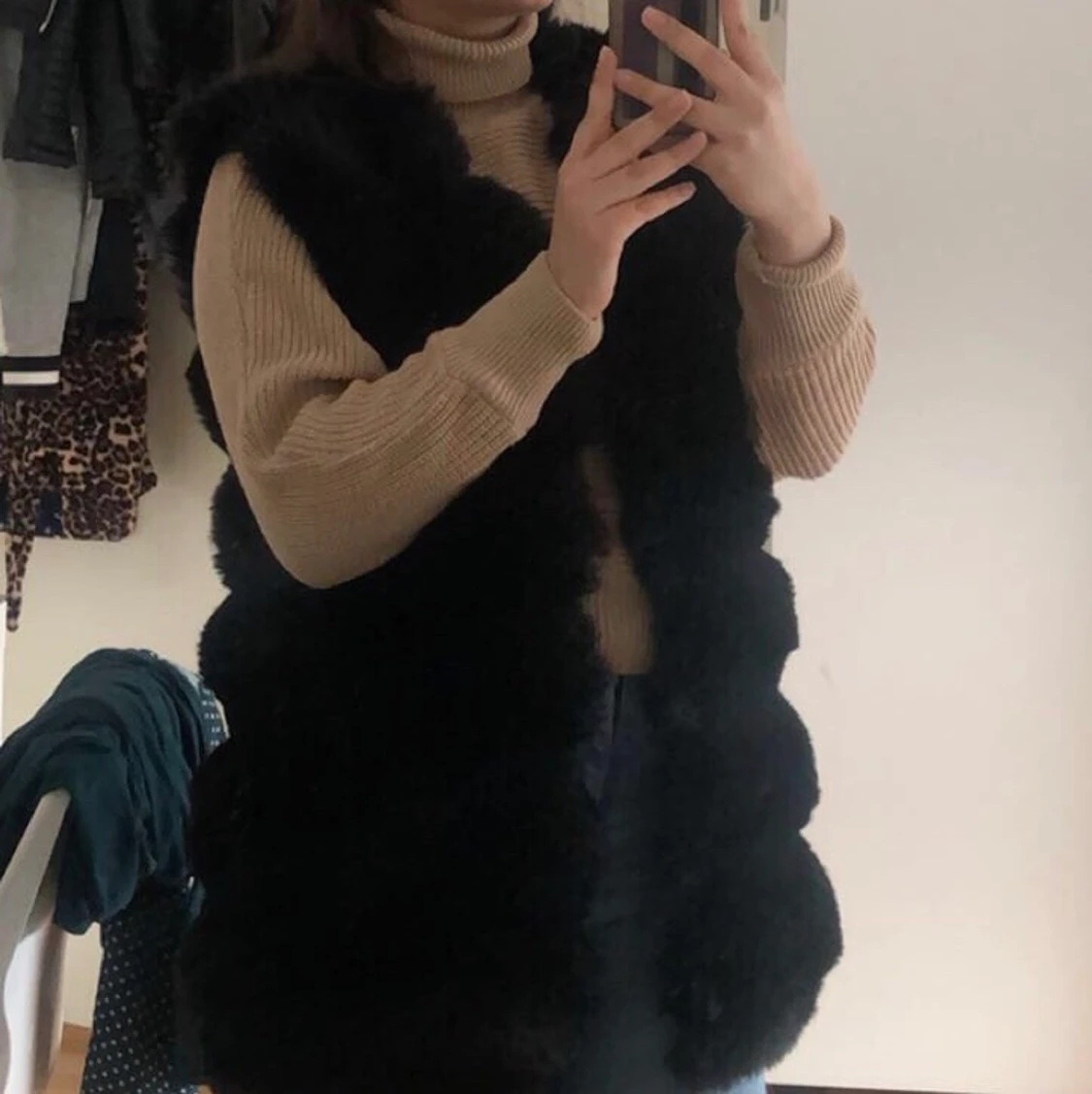 Svart pälsjacka