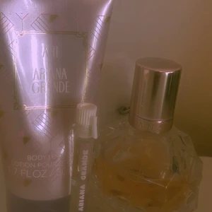 Ariana Grande parfymset💘 - PARFYM, SE HIT! Ariana Grande parfym+bodylotion i design ”Ari”. Såå väldoftande och häftig look, men har för många parfymer! Finns ca 3/4 kvar i flaskan och nästan lika mkt i Body Lotion. Säljes ihop med en oanvänd tester från Arianas design ”Cloud”, ett gulligt armband och en necessär!💖 org pris: ca 500 kr
