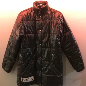 BACK jacka - Snygg och varm jacka från BACK. I storlek S (dam). Använd fåtal gånger och är i fint skick utan anmärkningar. Nypris ca 5000kr men säljer för mycket billigare då jag aldrig använder den och vill att den ska komma till användning. Materialet är glansigt och jackan har en logo nertill i reflex.