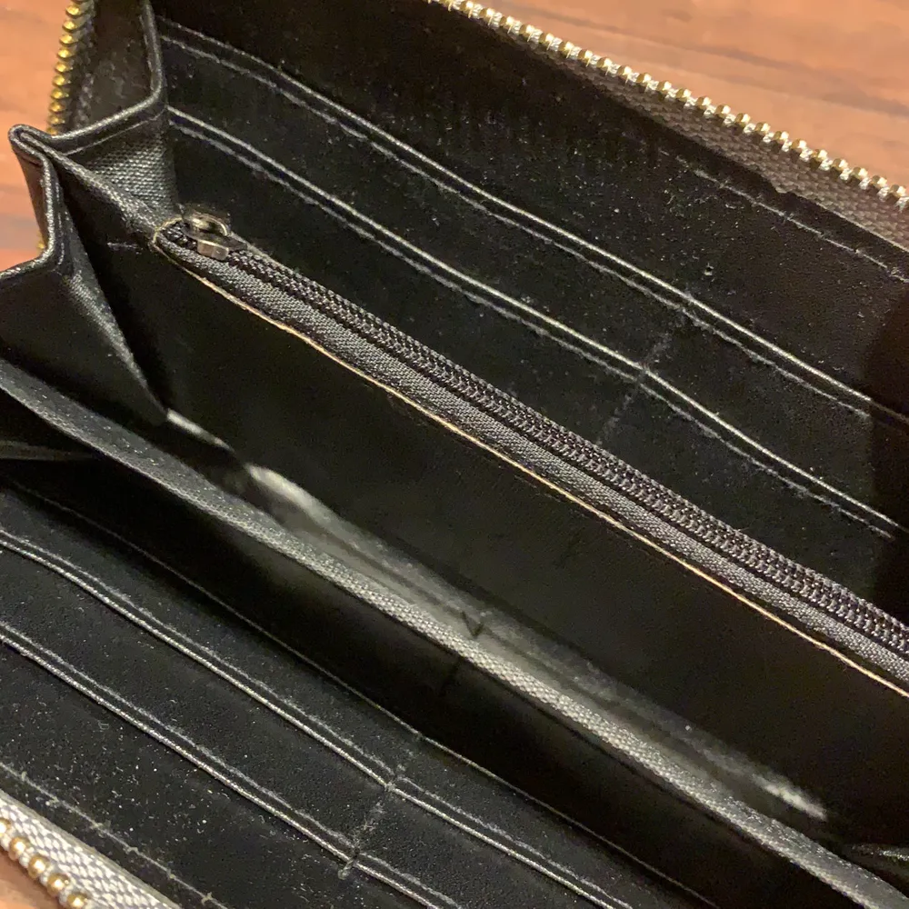 Den har plånboken är helt oanvänd,den är grå med guldig kedja.. Övrigt.