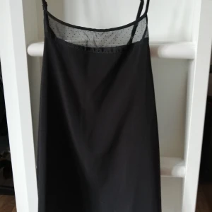 Svart linne från jacqueline de young, strl 34 - Linne i tunnare tyg, lös passform, reglerbara axelband. Använd max 10 gånger. Helt, inga fläckar osv. Fint skick! 