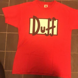 T-shirt med tryck - Cool röd skate t-shirt med trycket Duff på. Köpt second hand. 