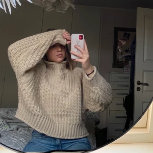 Oversized stickad tröja - En oversized och mysig stickad tröja som är använd en gång tidigare. Köpt för 400, köparen står för frakt