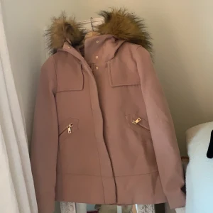 Kappa med avtagbar päls - Rosa kappa/jacka från Zara med avtagbar päls. Två fickor fram med dragkedja. Blixtlås för att stänga jackan. Storlek S, passar även XS. Säljer för 100kr. 