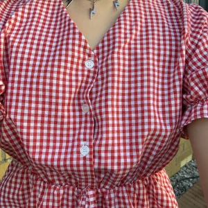 Rutig sommartopp🍓 - Unik & jättesöt sommartopp! Sparsamt använd, köparen står för frakt💛