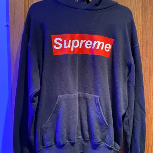 Supreme Hoodie - Fake Supreme Hoodie. Köpt på en marknad skön och använd bara några gånger😁 