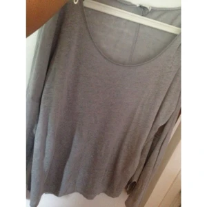  - Tunn långärmad tröja från Gina tricot. Lite halvt genomskinlig 
