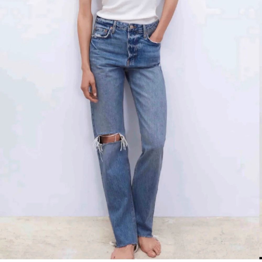 Populära jeans från zara som jag klippt ett till hål på andra knät! Väl använda annars superin kvalite! Buda ⭐️      HÖGST BUD ÄR 330kr ink Frakt. Jeans & Byxor.