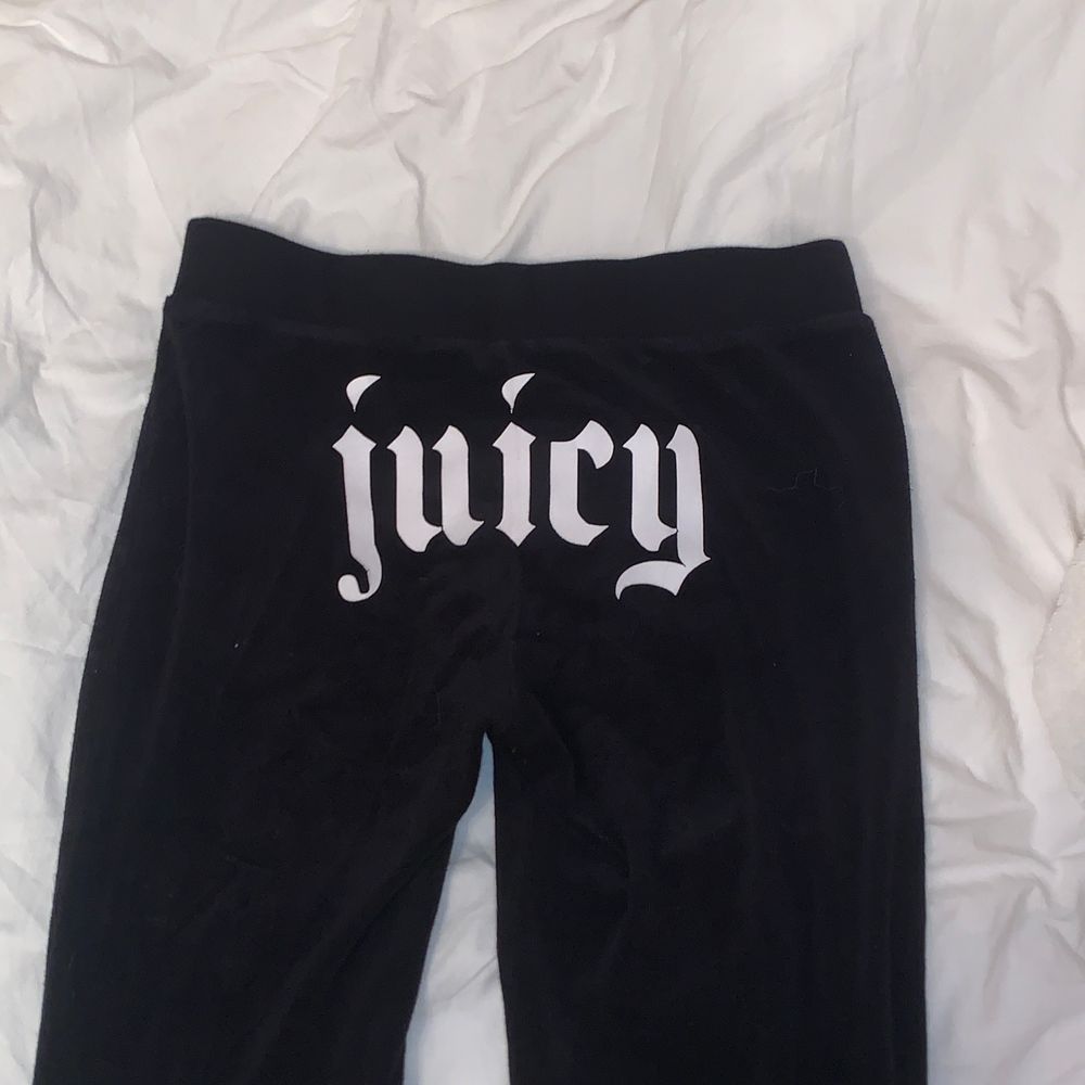 Säljer dessa väldigt fina juicy couture mjukisbyxorna med tryck på rumpan. Byxorna är lite utsvängda där nere och har även knappar längst ner som du själv kan välja om du vill ha knäppta eller inte. Dom sitter väldigt fint, passar bra i längden på mig som är ca 164 Storlek S Köpta för ca 800kr i USA. Jeans & Byxor.