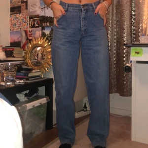 Jeans 🌸 - Fina jeans köpta secondhand💕 Passar S. Köparen står för frakt. Skriv gärna till mig för mer bilder🥰