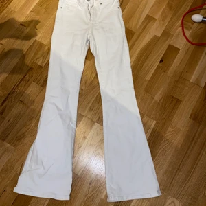 Bootcut jeans från bikbok - Ett var jätte fina bootcut jeans från bikbok i storlek M. Använt endast två gånger och är i ett jätte bra skick! 200 + frakt 💗 hör av er om det önskas fler bilder!