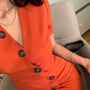 Orange klänning  - Använd 1 gång, alltså superfint skick. Köp fler varor samtidigt så blir din frakt billigare ✨