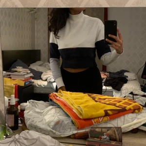 Polotröja - En magtröja med turtleneck från Monki, jättefin och har en kombination av vit, marinblå och pastellblå. GRATIS FRAKT