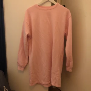 Sweatklänning - Klänning i ”mjukis” material från boohoo, fint använt skick.