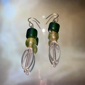 Örhängen  - Ett par fina örhängen med gröna och genomskinliga glaspärlor🌟 kroken är av silvertråd, och frakten ingår i priset❣️                                                                                —————————————————————                                                                                  Kika gärna in på min profil, säljer en massa olika handgjorda smycken💃🏼 perfekt till dig själv eller i present till någon❣️✨