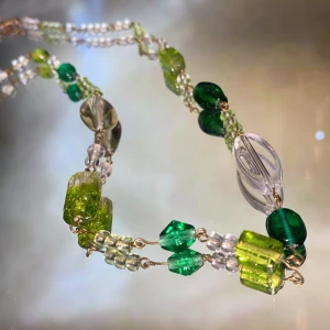 Halsband - Ett handgjort halsband av metall och gröna glaspärlor i olika storlekar❣️ frakten ingår i priset❣️                                                                                —————————————————————                                                                                  Kika gärna in på min profil, säljer en massa olika handgjorda smycken💃🏼 perfekt till dig själv eller i present till någon❣️✨