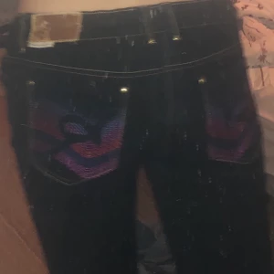 Coola lågmidjade jeans - Jätte coola lågmidjade jeans med bootcut/utsvängda där nere med snyggaste fickorna😻 fråga gärna efter mer bilder osv. I perfekt kondition. Måtten är 76 i innerbenslängden och 80 i midjemått. Pris kan diskuteras❤️