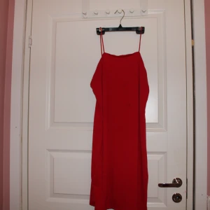 Klänning  - En röd klänning från bikbok med superfin passform. Kan levereras i Göteborg zon1 och 2 inom västtrafiks rese handlingar. Helst cash då jag inte har swish. Detta kan dock lösas. 