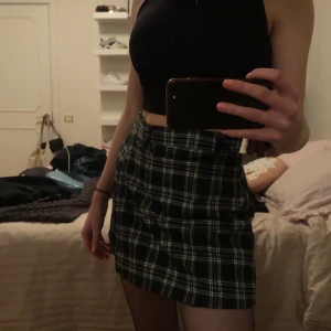 Rutig kjol/shorts med ljusterbar midja - Rutig kjol/shorts med ljusterbar midja!! Sitter så bra och skönt med shorts under då den är ganska kort. Shortsen syns inte när den är på! Använd någon enstaka gång. Köparen står för frakten 💜