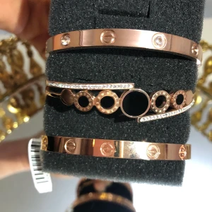 Armband - Armband i rostfritt stål! Helt ny oanvänd! Finns i färgerna rosé, silver och guld. Finns med och utan zirkonstenar. Tillgängligt i lager. Allergivänlig och nickelfri! Har flera stycken!