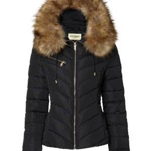 Roco baroco stocholm jacka - Säljer min gamla jacka i storlek 36 då jag har ny. 500Kr då jag vill bli av med den. Är fler intresserade = Bud.