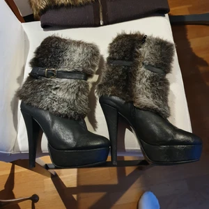 Puls söt booties  - Säljer min åkte pulse skor.l bra skick och passar 37-38.Dem är iI bra skick och party styles.De är bekväm att går med. Säljer dem eftersom dem har blivit små