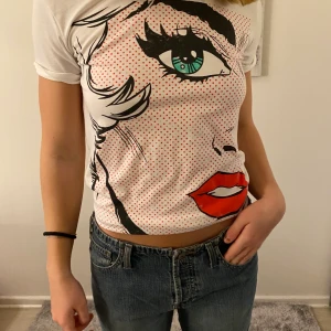 T-shirt med tryck! - Trendig och unik t-shirt med tryck som är sparsamt använd!