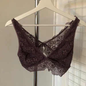 Lila bralette - Vacker spetsbh i lila, aldrig använd pga fel passform! Köptes på Gina