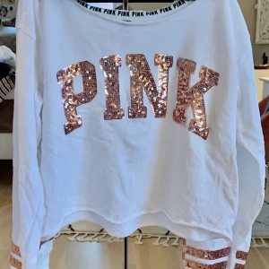 Tröja från PINK - använd ett fåtal gånger, tröjan är i fint skick! 