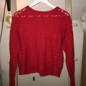 Röd fint stickad tröja - Röd, väldigt fin stickad tröja med snyggt mönster. I fint skick:) 