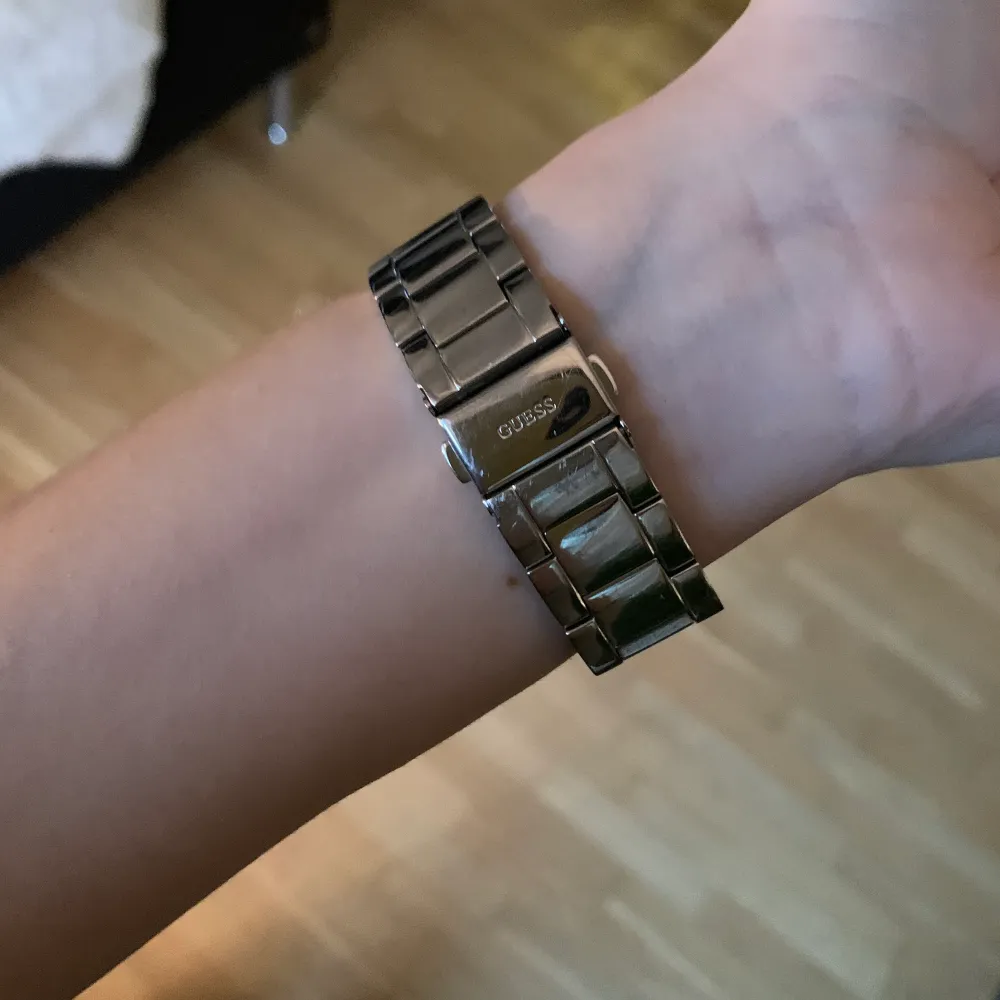 Guess Connect Touch🤍 Smartwatch från Guess i silver. USB laddare medföljer, finns videos på youtube hur klockan fungerar med funktioner osv. Köpt på Uret.se. Nypris runt 5000kr, skriv privat för fler bilder:). Accessoarer.