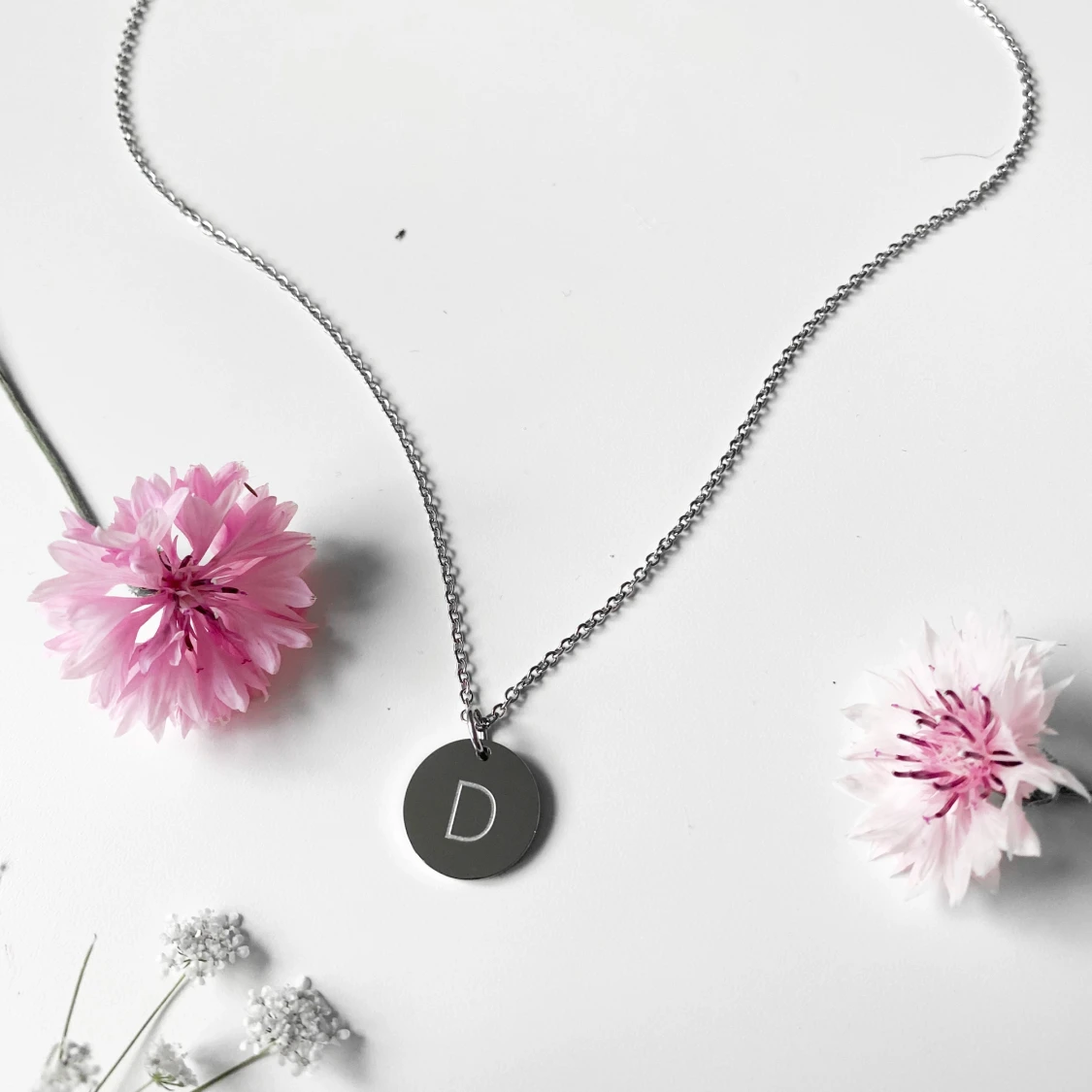 Halsband med bokstavsberlock ~ D