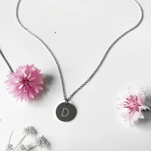 Halsband med bokstavsberlock ~ D - Berlockhalsband med bokstaven D i rostfritt stål.
