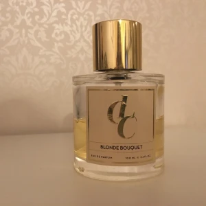Parfym  - Luktar skiiit gott typ lavendel, ungefär halva flaskan kvar Blonde Bouquet EdP 100 ml Produkten har utgått och man kan inte hitta den nån stans tyvärr men jag bunkrade upp med 3 flaskor så denna säljer jag. 