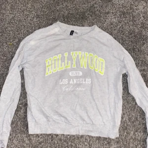 Grå street-tröja - En ljusgrå tröja från HM med ett neon-gult tryck på, i storlek M💖 Frakten tillkommer. Hör gärna av dig vid frågor!