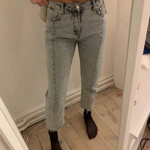 Raka jeans - Super snygga raka jeans från nakd, köpta förra året men är nästan aldrig använda så i väldigt bra skick. Ny pris 499kr 
