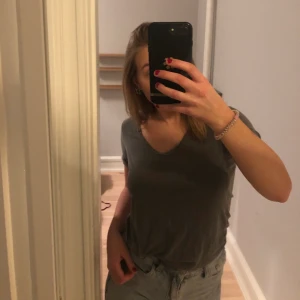 T-shirt  - Najs t-shirt i grått och väldigt mjukt material 😝😛🥰