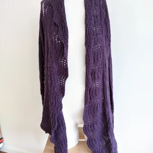 Indiska cardigan - Fin stickad cardigan från Indiska, lång på framsidan och kortare på baksidan. Storlek M, men känns som S. 